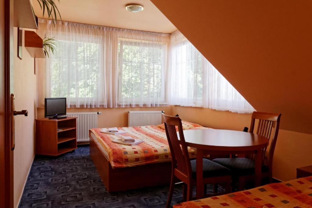 Restaurace A Penzion Garnet Оломоуц Екстериор снимка