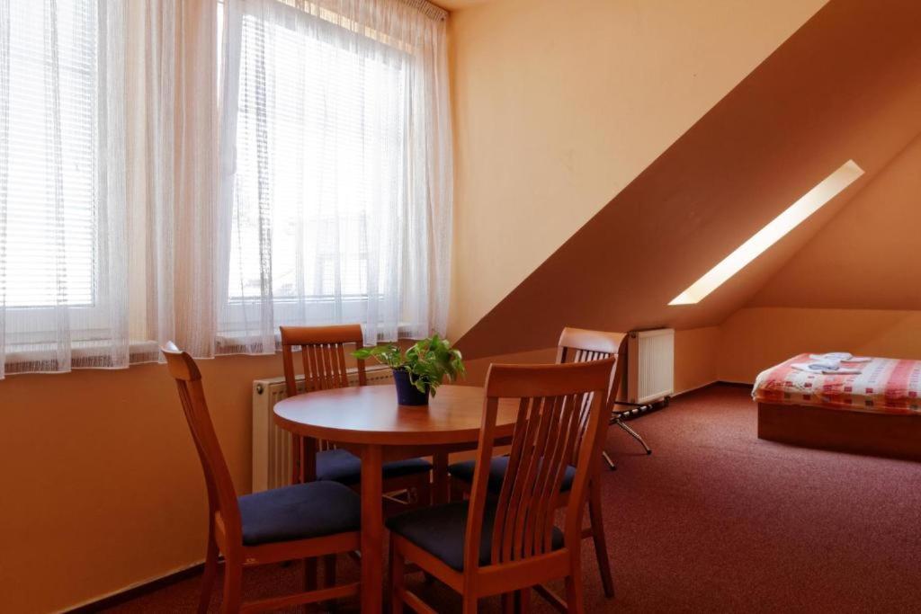 Restaurace A Penzion Garnet Оломоуц Екстериор снимка