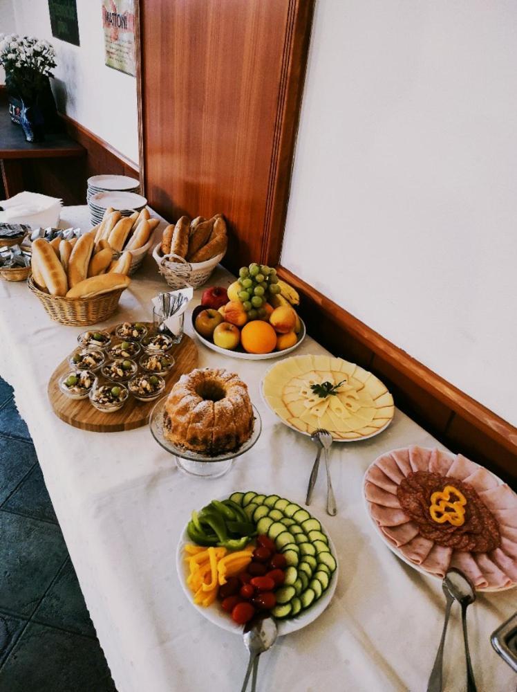 Restaurace A Penzion Garnet Оломоуц Екстериор снимка