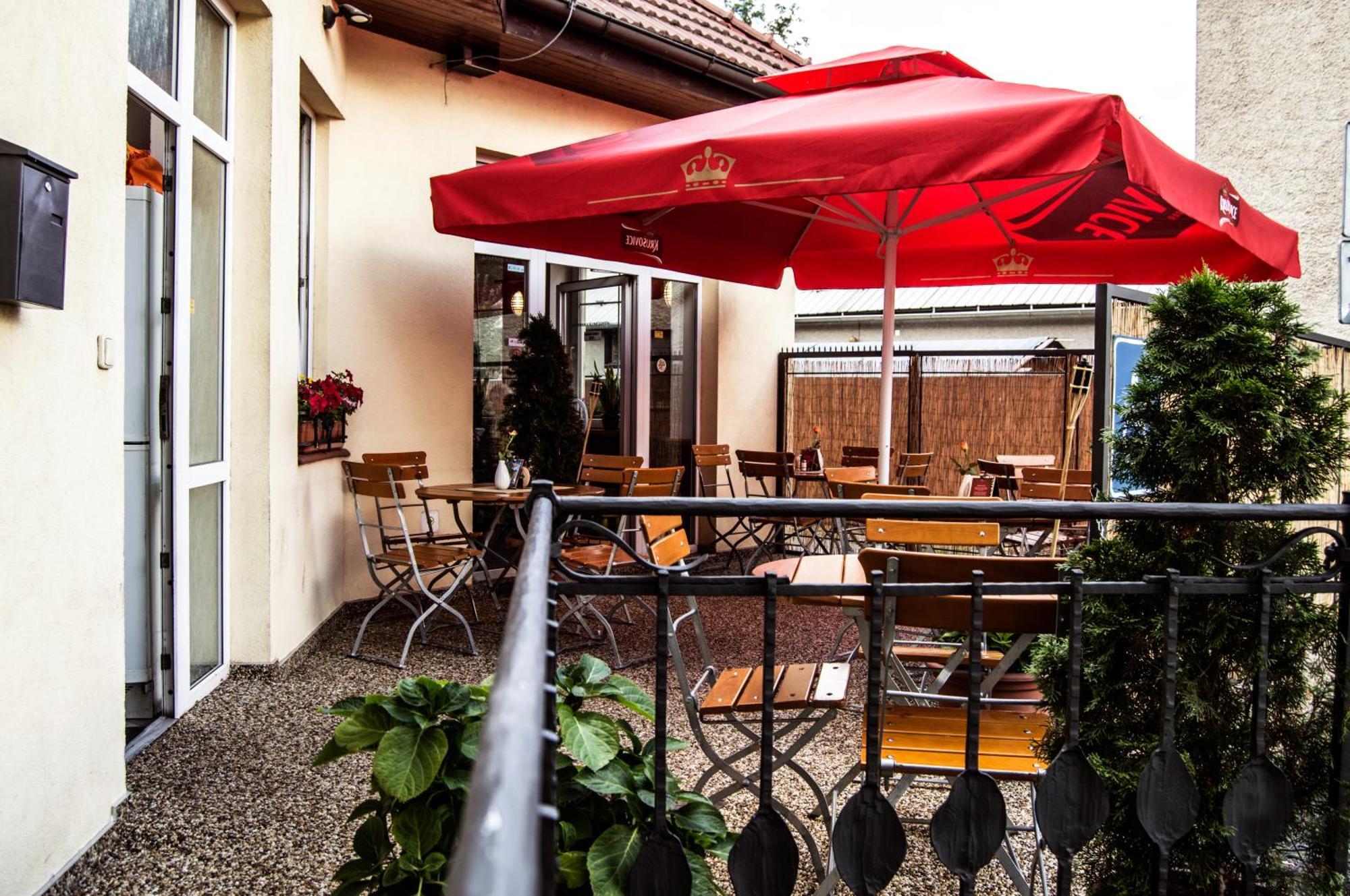 Restaurace A Penzion Garnet Оломоуц Екстериор снимка